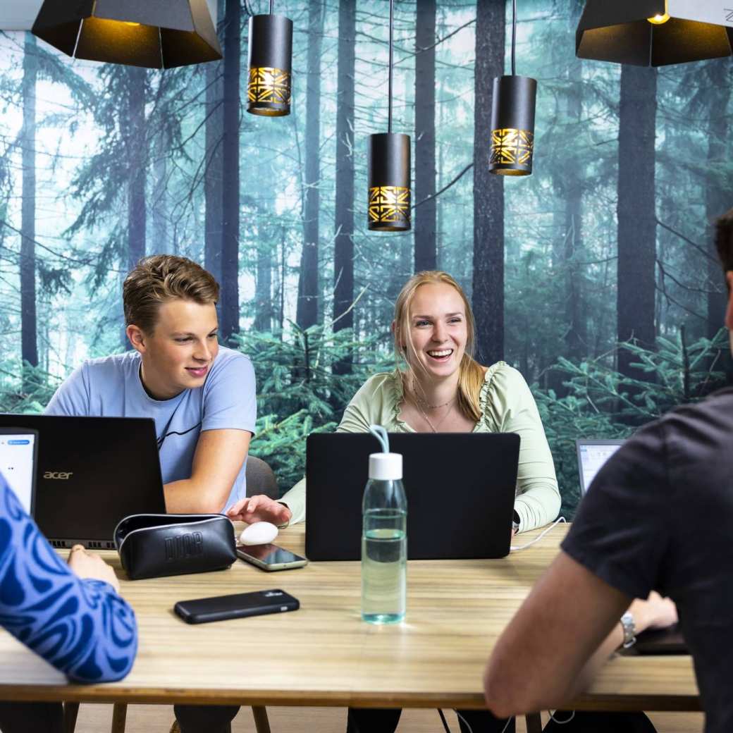 studenten civiele techniek en bouwkunde studeren in het studielandschap