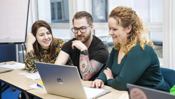 Samenwerking tussen een drietal studenten tijdens de les onderzoek op de Groenewoudseweg 1 in Nijmegen.