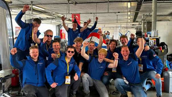 HAN Hydromotive Automotive studenten heel blij met zilveren plek tijdens Shell Eco Marathon 2023.