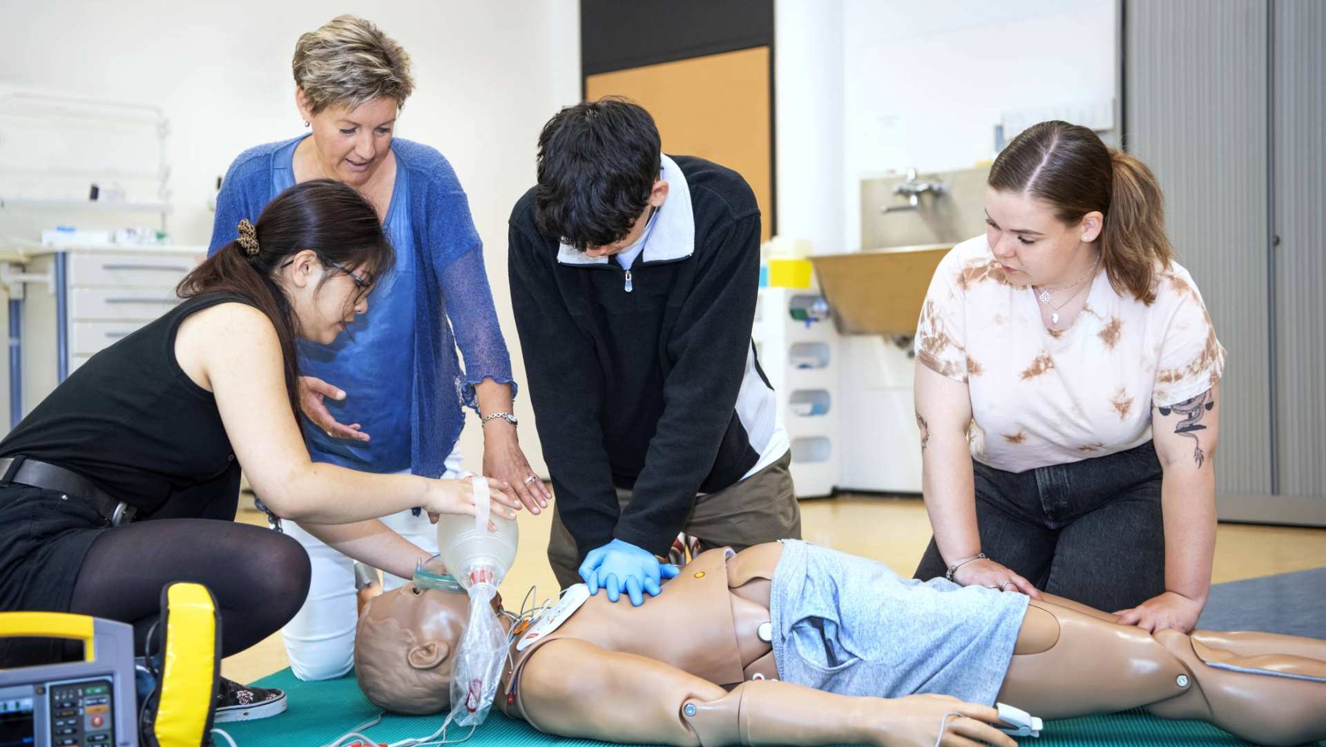 Studenten reanimatie met docent BMH