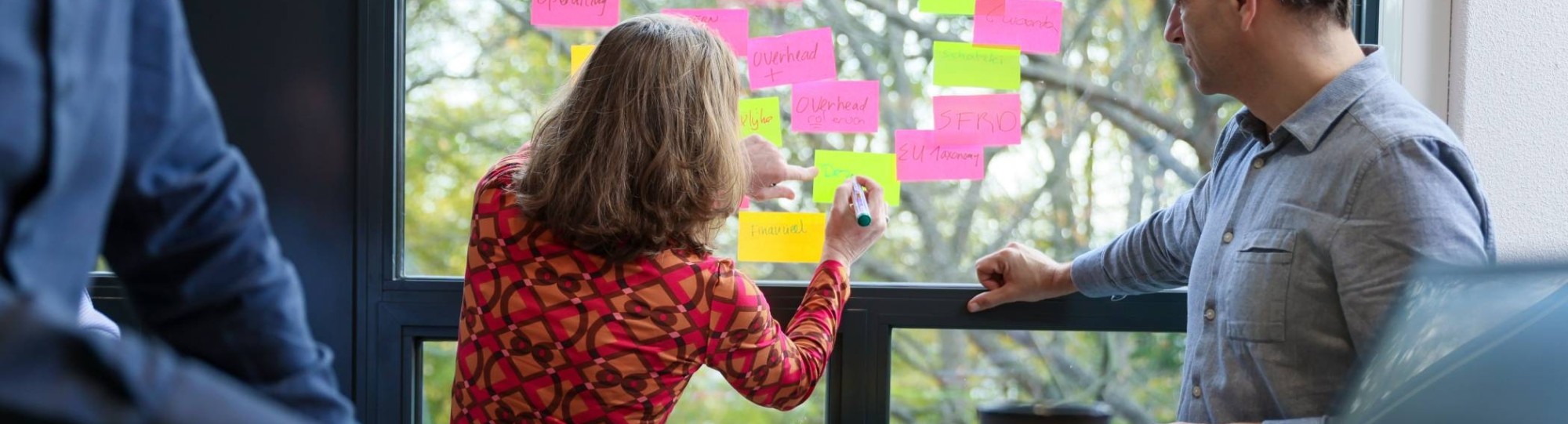 Collega's van het Centrum Meervoudige Waardecreatie in overleg en aan het werk.