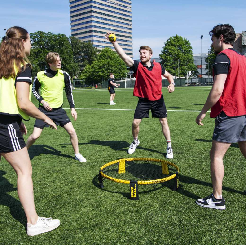 sport sportkunde en alo studenten en docenten op sportveld en gymzaal