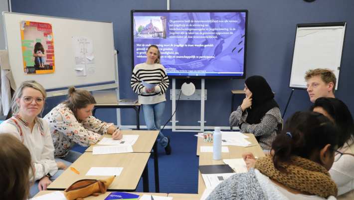 Chantine Brinks tijdens haar workshop ‘Wegwijs in de jeugdzorg’ op het pedagogiekfestival van de Master Pedagogiek 