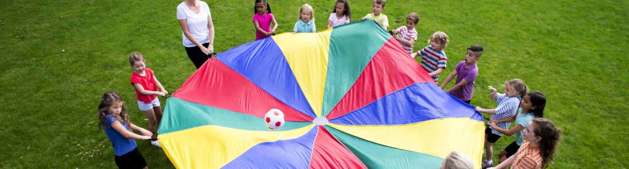 spelen een spel met een kleurrijke parachute