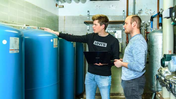 installatietechniek warmtepomp studenten laptop