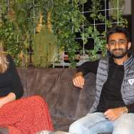 Vrishab Bagewadi en Sanne Pas op de bank in het IPKW