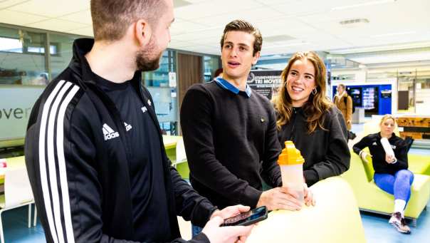 Studenten kletsen in de mixed zone.