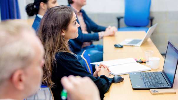 Studenten van de master Business Sales in college.