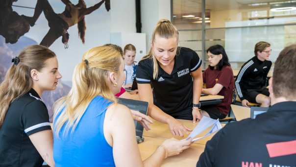 sport sportkunde en alo studenten en docenten op sportveld en gymzaal