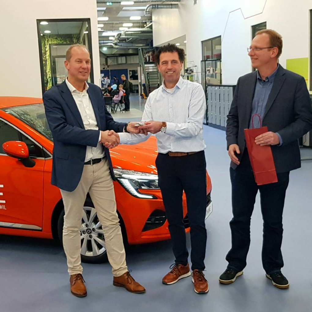 Sleuteloverdracht van Renault Clio voor in bruikleen bij Academie Engineering en Automotive