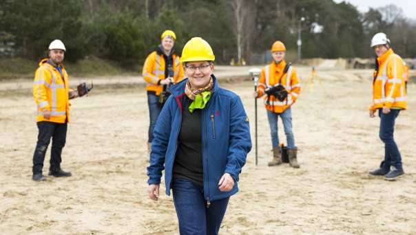 Claudia Klarenbeek loopt met collega's op achtergrond skillshub