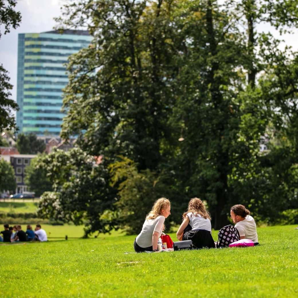 sfeerbeeld van studenten die over een brug fietsen