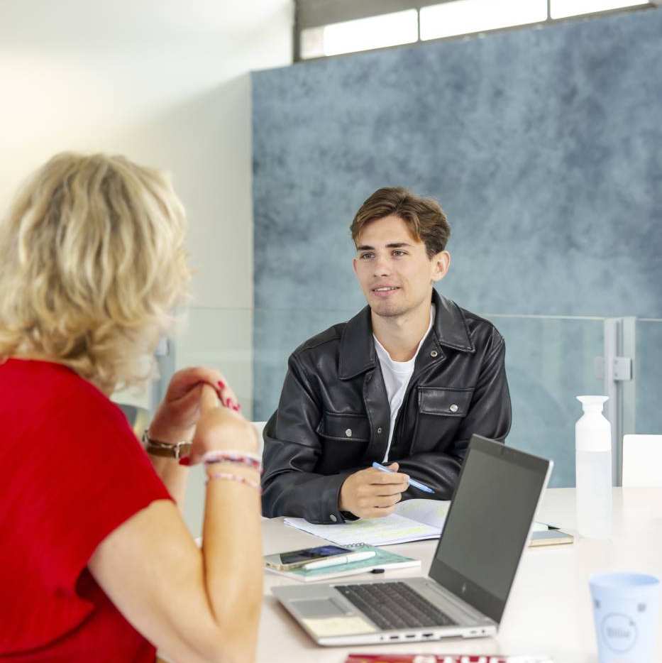 Student Support Center, studenten, Arnhem. Student in gesprek met studentbegeleider. R26. Fotoshoot 2023.