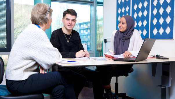 student in gesprek met wijkdocent en professional