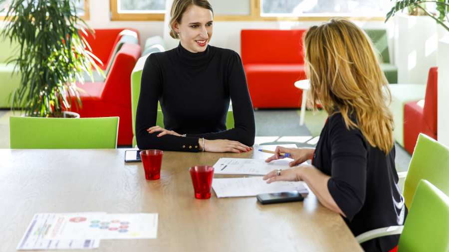 Studente in gesprek met haar docent.