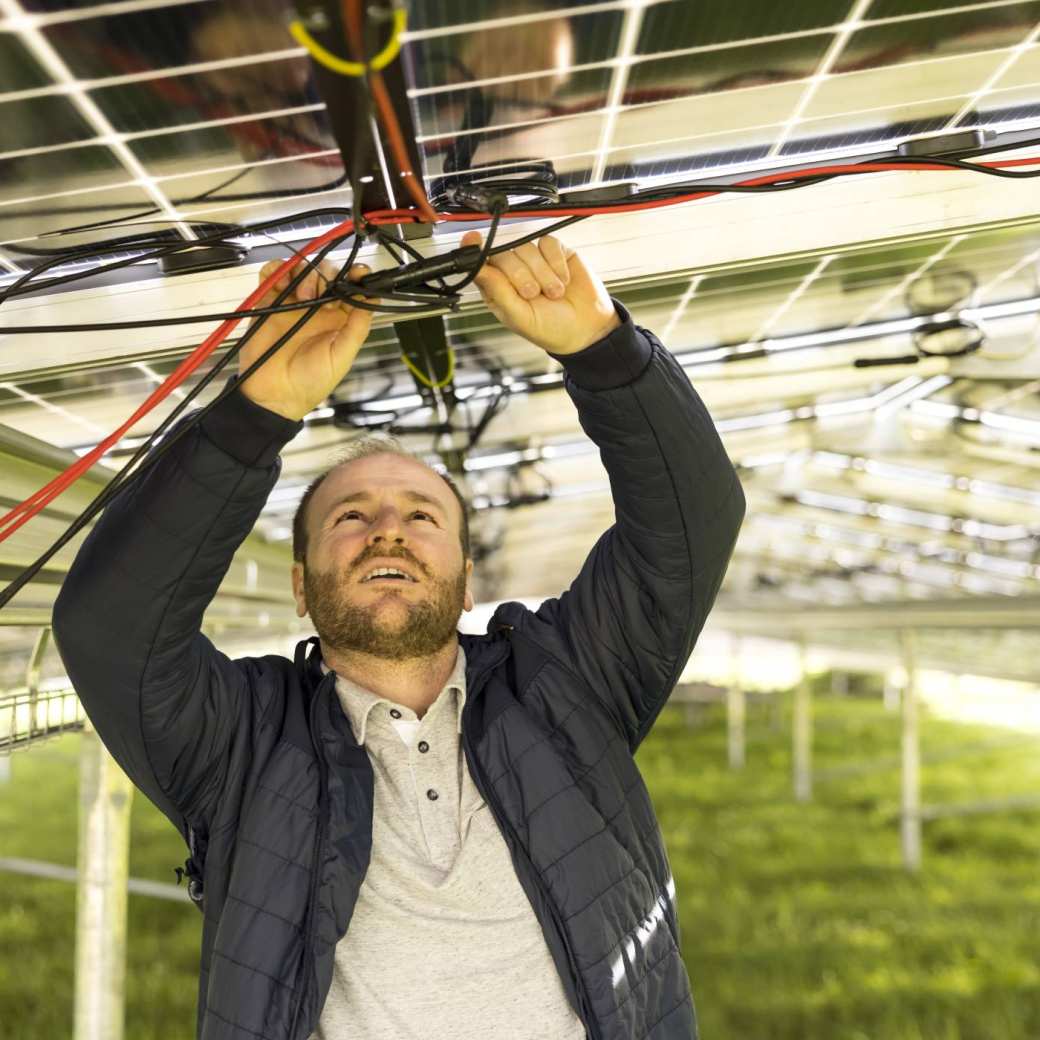 man bezig met energiepanelen