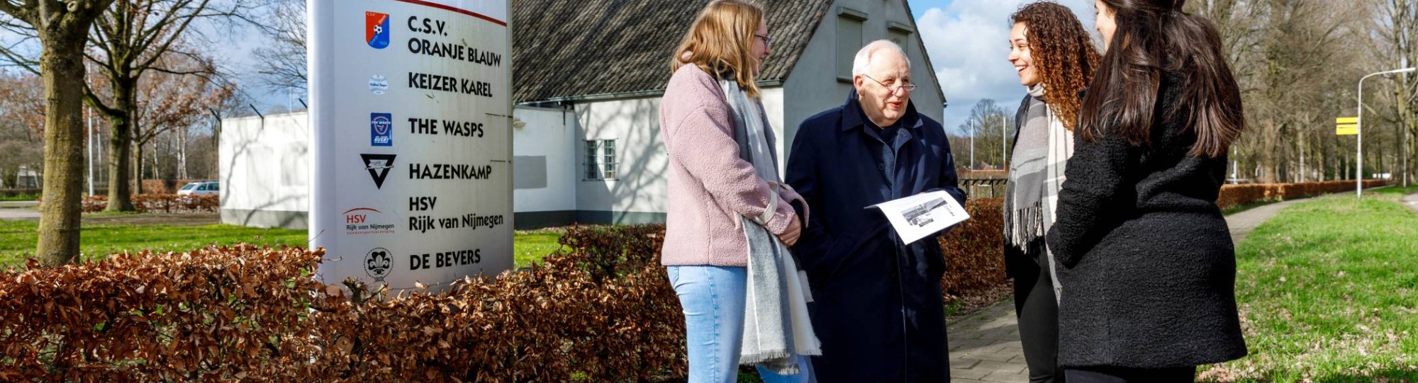 studenten luisteren aandachtig naar verhalen uit het verleden