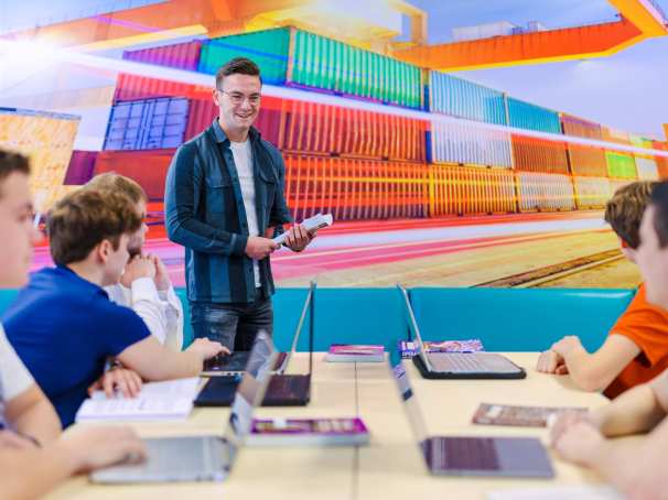 Logistics Management voltijd, LM, foto 7932, studenten studeren samen in het lokaal met laptops