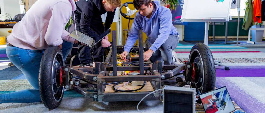 3 studenten werken aan Boyle, eenpersoonswaterstofvoertuig H2lab Waterstoflab IPKW 