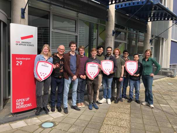 Vieren van eerste Student Kwalificatie Onderwijs Edubages bij de HAN University of Applied Sciences voor student-docenten Mechanical Engineering (Werktuigbouwkunde) na afronding van hun geslaagde didactische basistraining