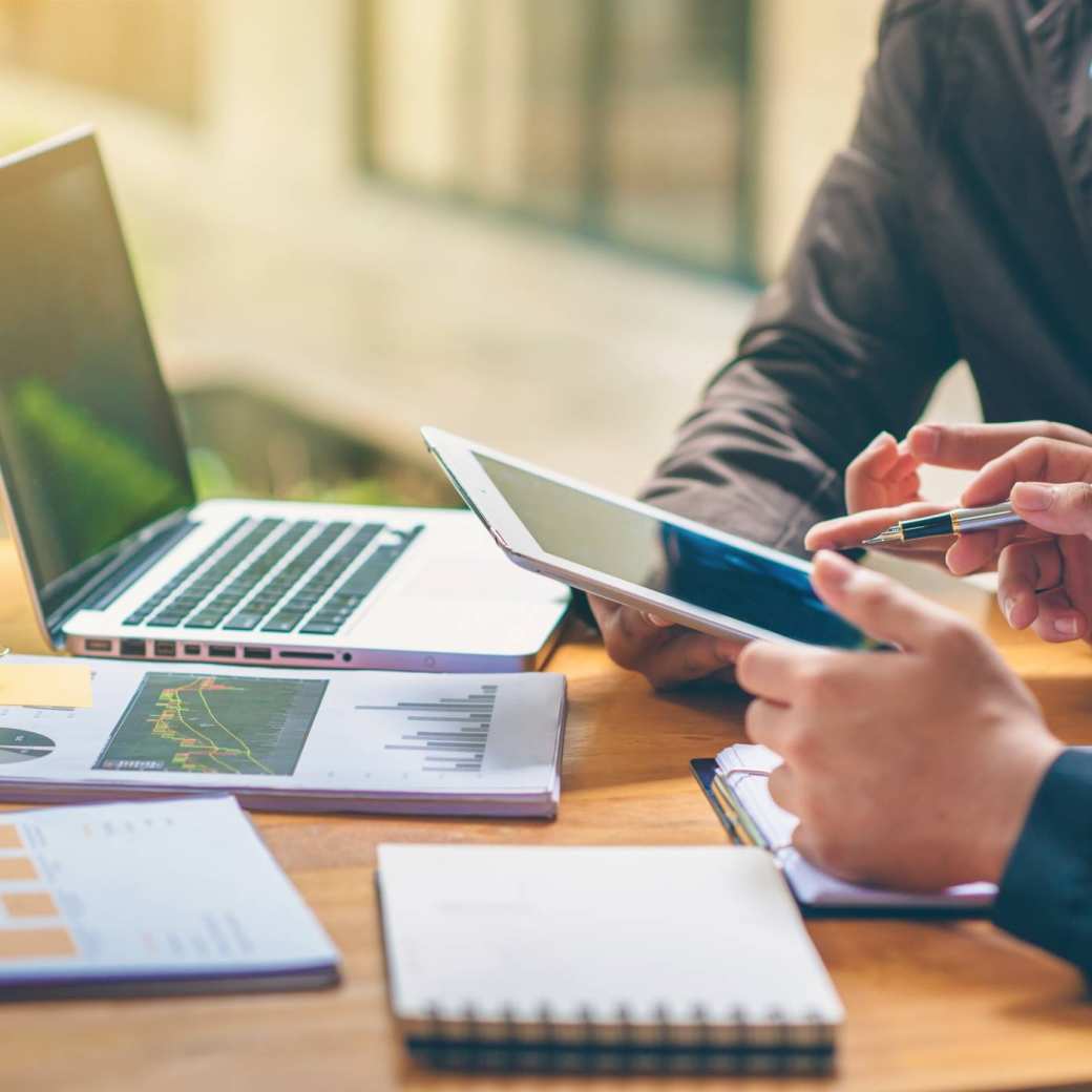 Stockfoto met laptop, papieren en financiÃ«n voor publicatie van het associate lectoraat Sustainable Finance & Tax van AFEM.