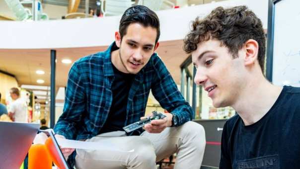 Twee studenten werktuigbouwkunde kijken samen naar laptop