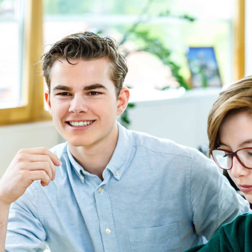 2 bio informatica studenten in een klaslokaal op de HAN