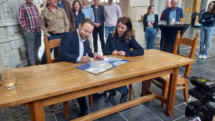 Stichting Eusebius en de HAN Academie Engineering en Automotive zetten handtekening voor samenwerking in waterstof Livinglab project. 