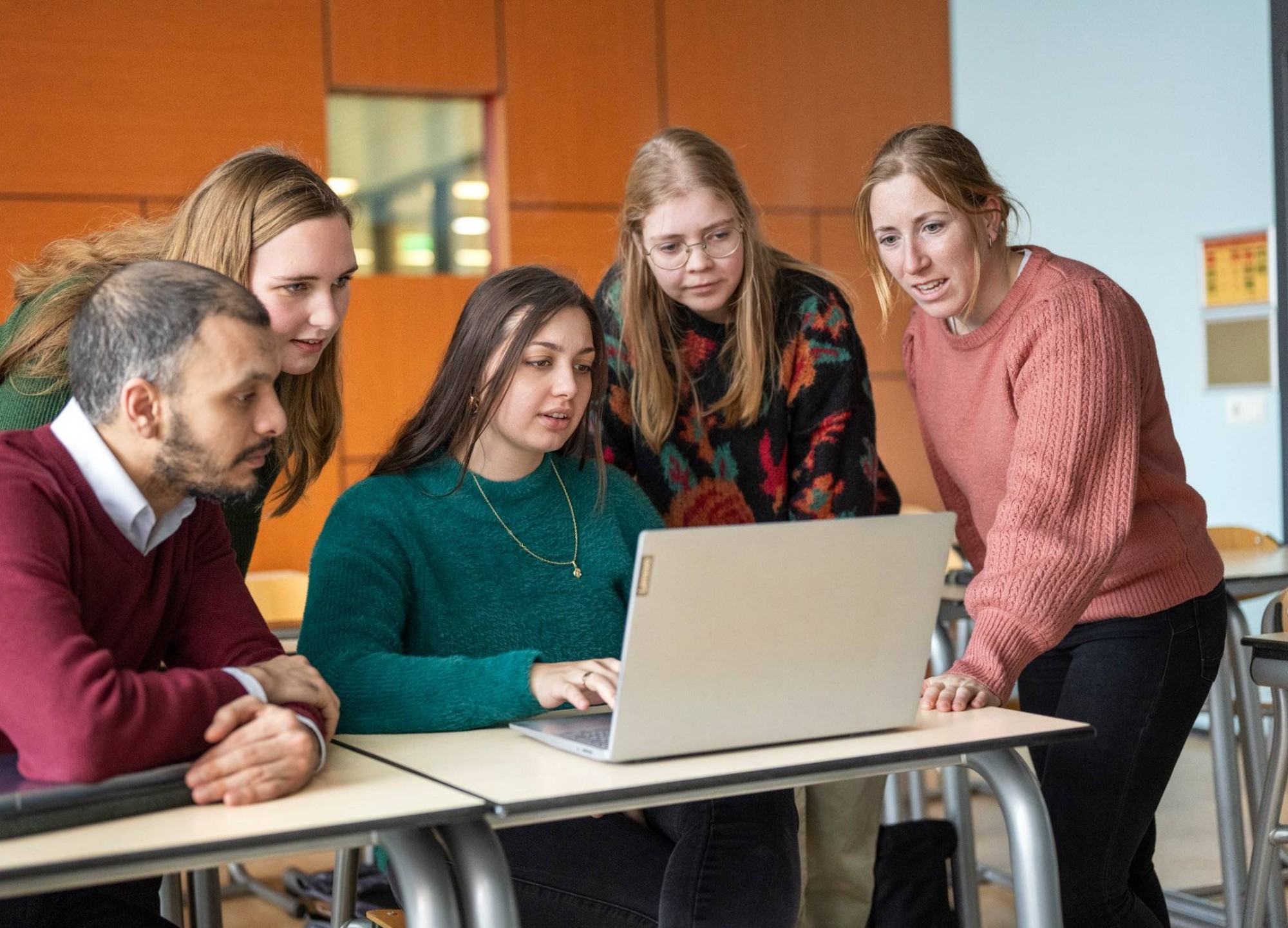 Tijdens een cursus overleggen cursisten met elkaar bij de HAN.