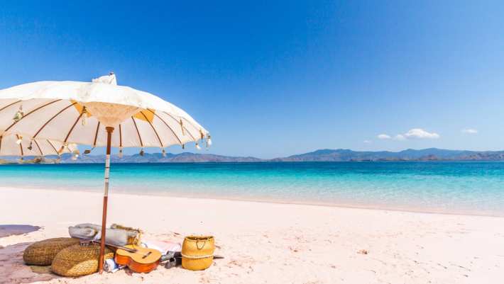 Strand met parasol