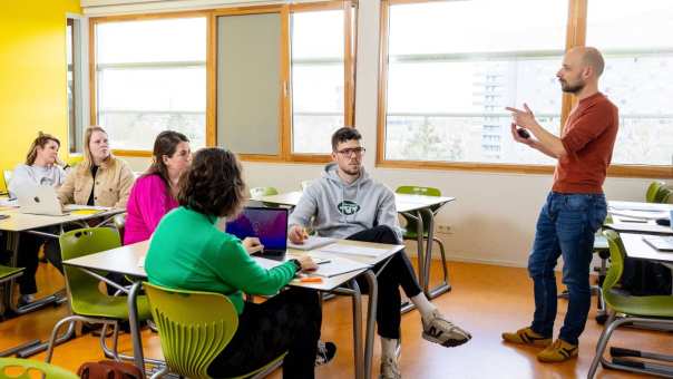 De studenten luisteren naar de leraar. 