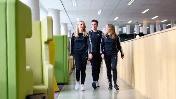 HAN Academie Educatie, Sport en Bewegen, Pabo-ALO, studenten lopen door de gang van Kapittelweg 35, 2024