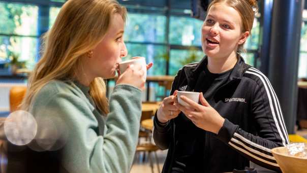 HAN students drinking coffee