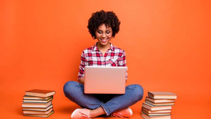 student op laptop boeken regelen uitzoeken