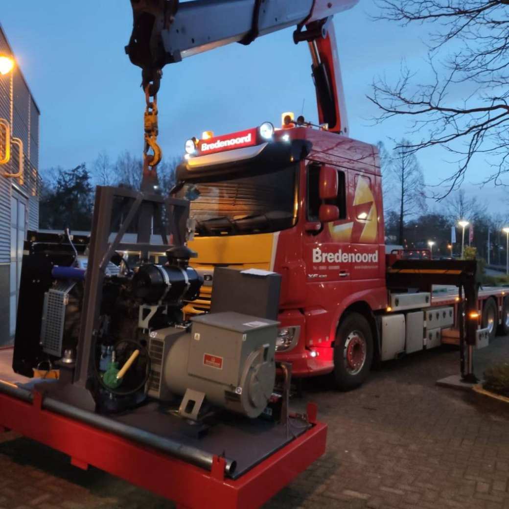 Generatorset Bredenoord wordt naar binnen getackeld bij Engineering en Automotive