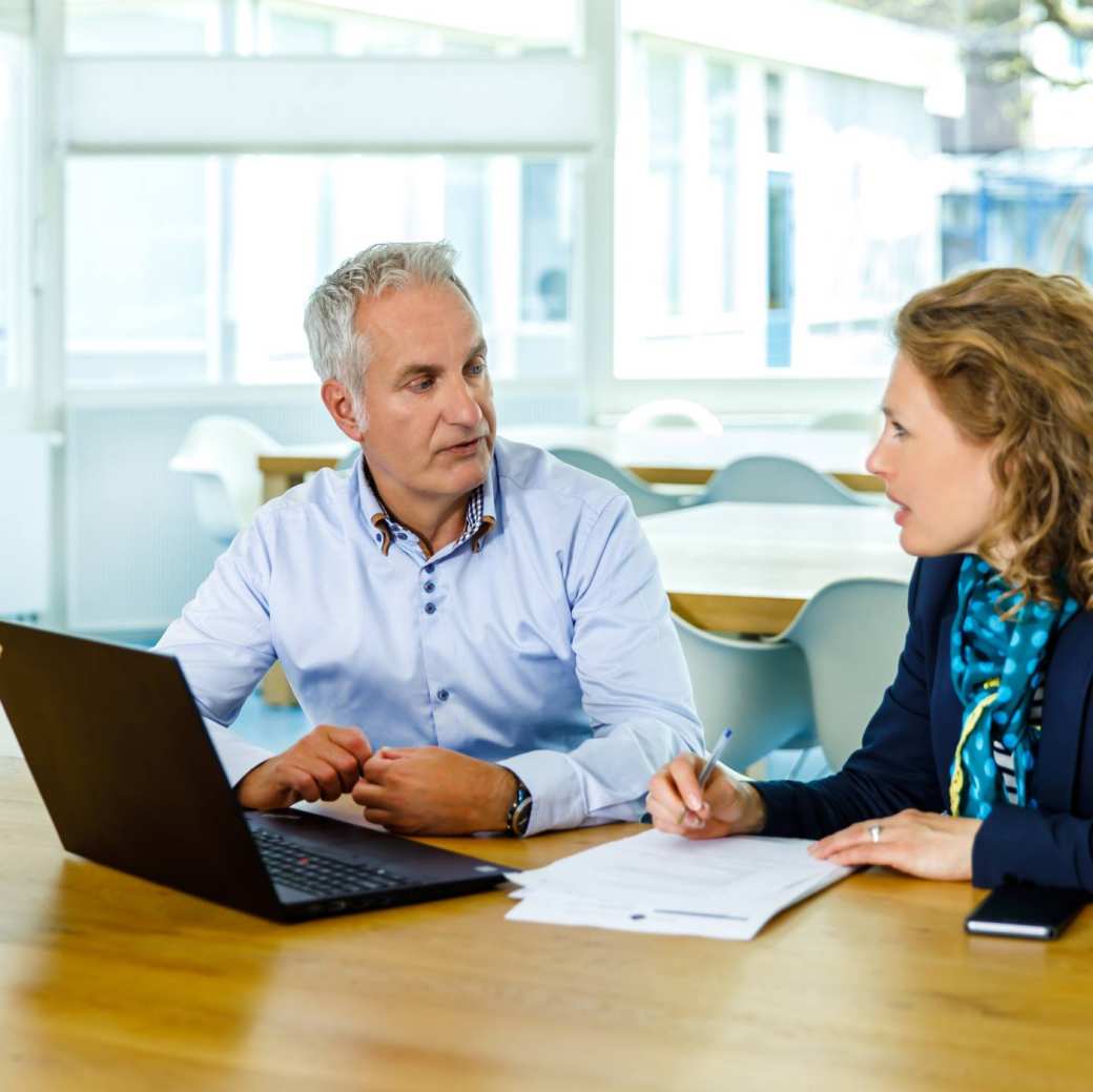 docenten vergaderen met laptop