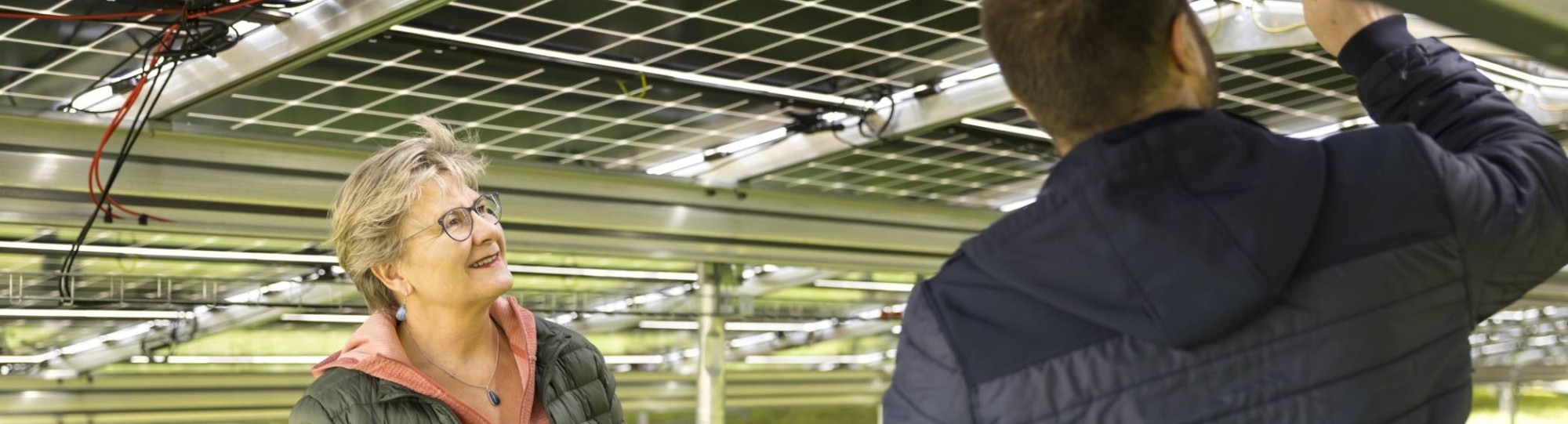 man en vrouw bezig met energiepanelen