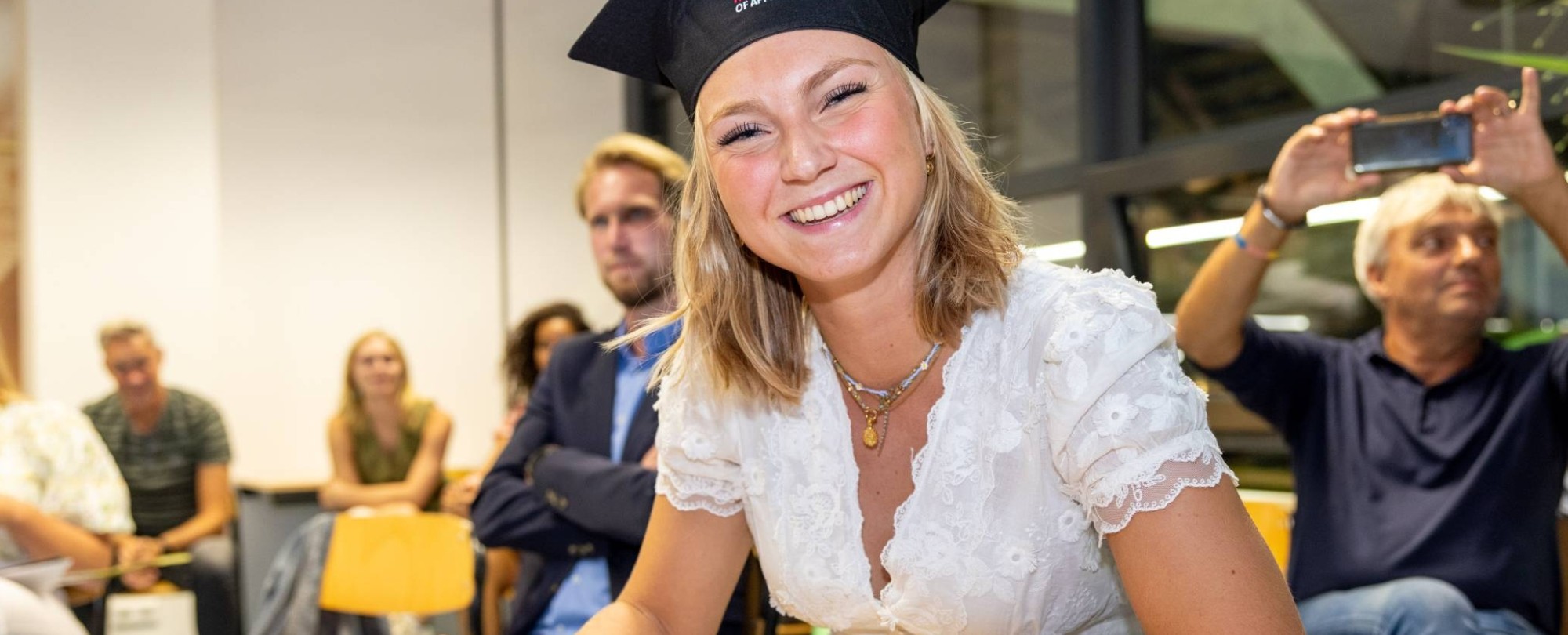 Pam Lippmann met een lerarenhoed op en diploma bij de eerste pabo-alo uitreiking 14 sept 2023