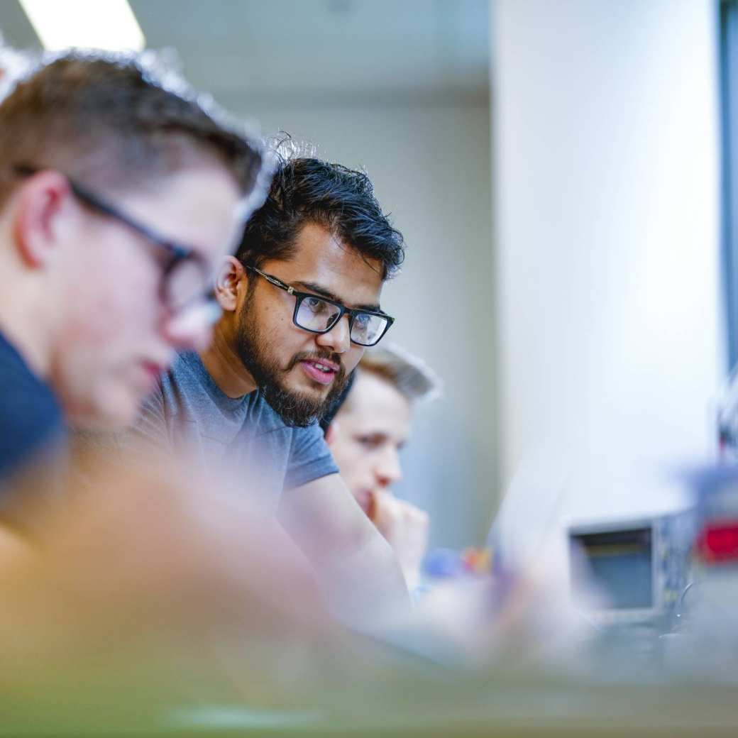 Studenten aan het werk in praktijklokaal