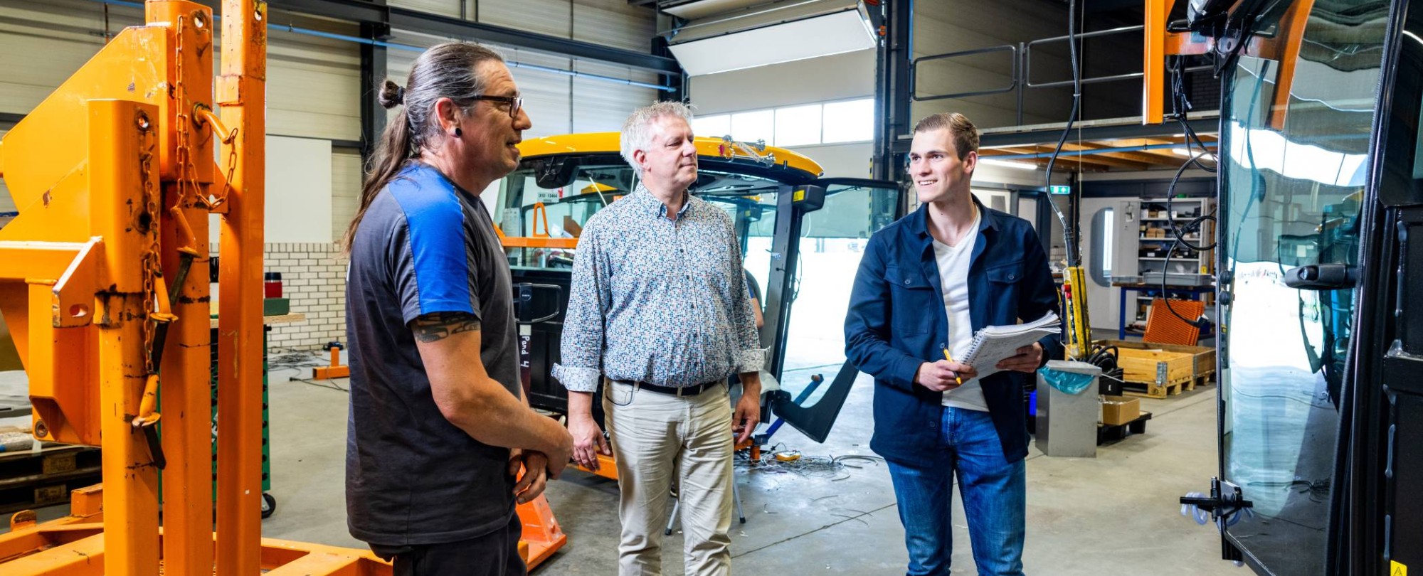 Technische Bedrijfskunde student Jort overlegt met medewerker op de werkvloer van ARA.