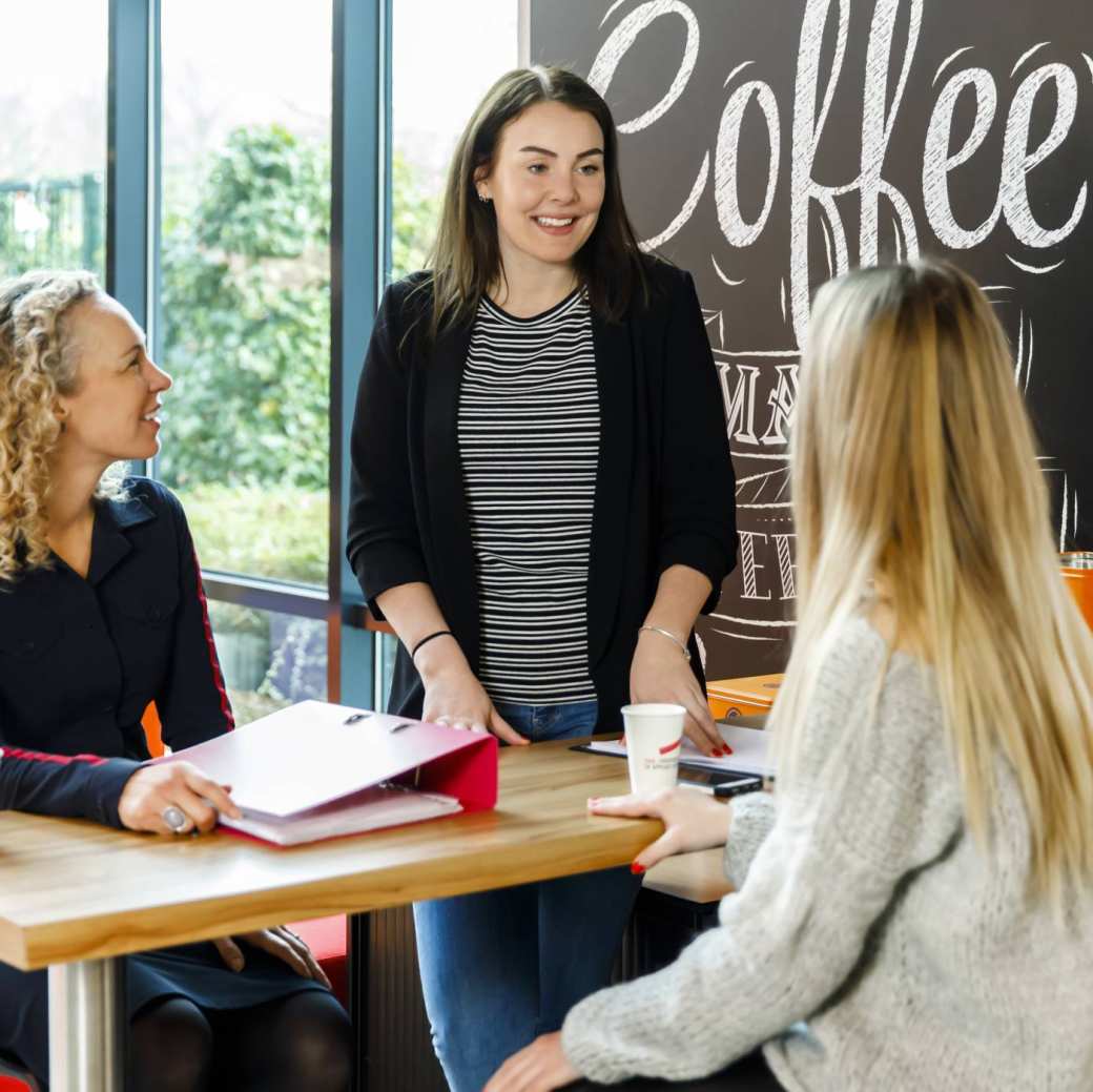 Voortgangsgesprek twee dames zitten, FEM Employment