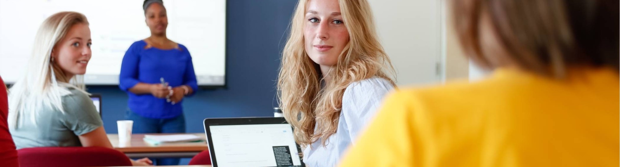 HBO master studenten zitten in de klas en luisteren naar elkaar en de presentatie