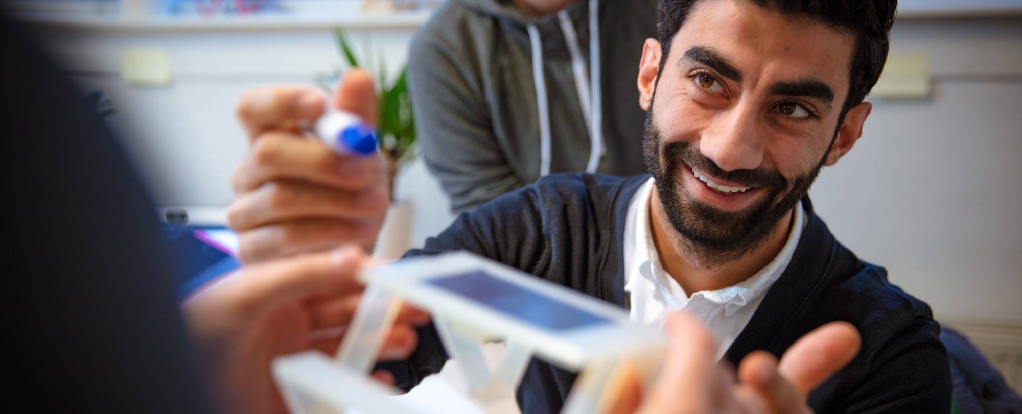 Anwar Manlusadoon bij het project Solarmeubel bij het MIC op het IPKW. Fabian van Dijk kijkt toe. SEE, SEECE, hybride leeromgeving, Powerlab, Engineering, Elektrotechniek, Werktuigbouwkunde, Industrieel Product Ontwerpen