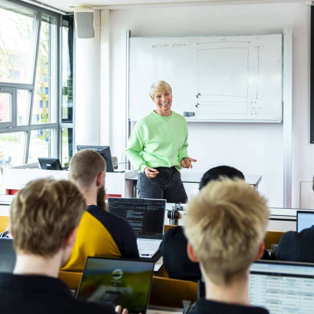 docent hbo-ict geeft les in de collegezaal