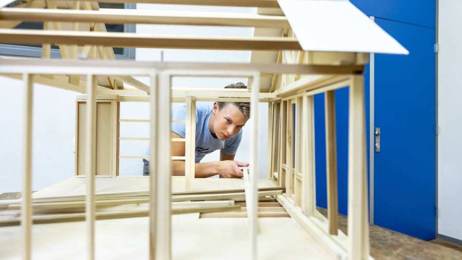 werken aan een maquette in de werkplaats van Bouwkunde