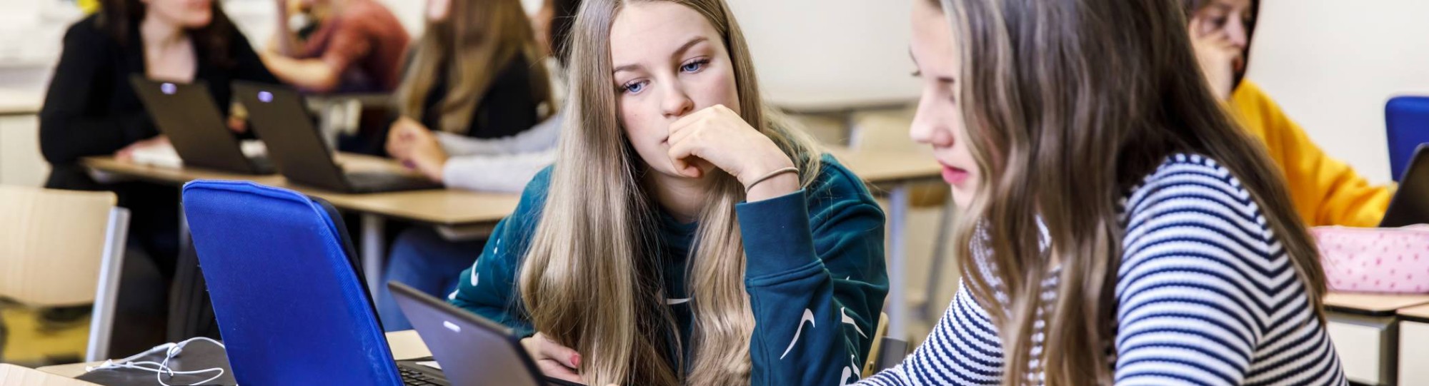 Studenten achter laptop