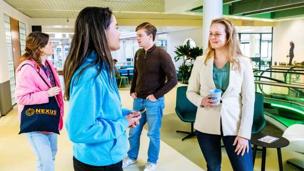 Docent in gesprek met studenten op de HAN in Arnhem