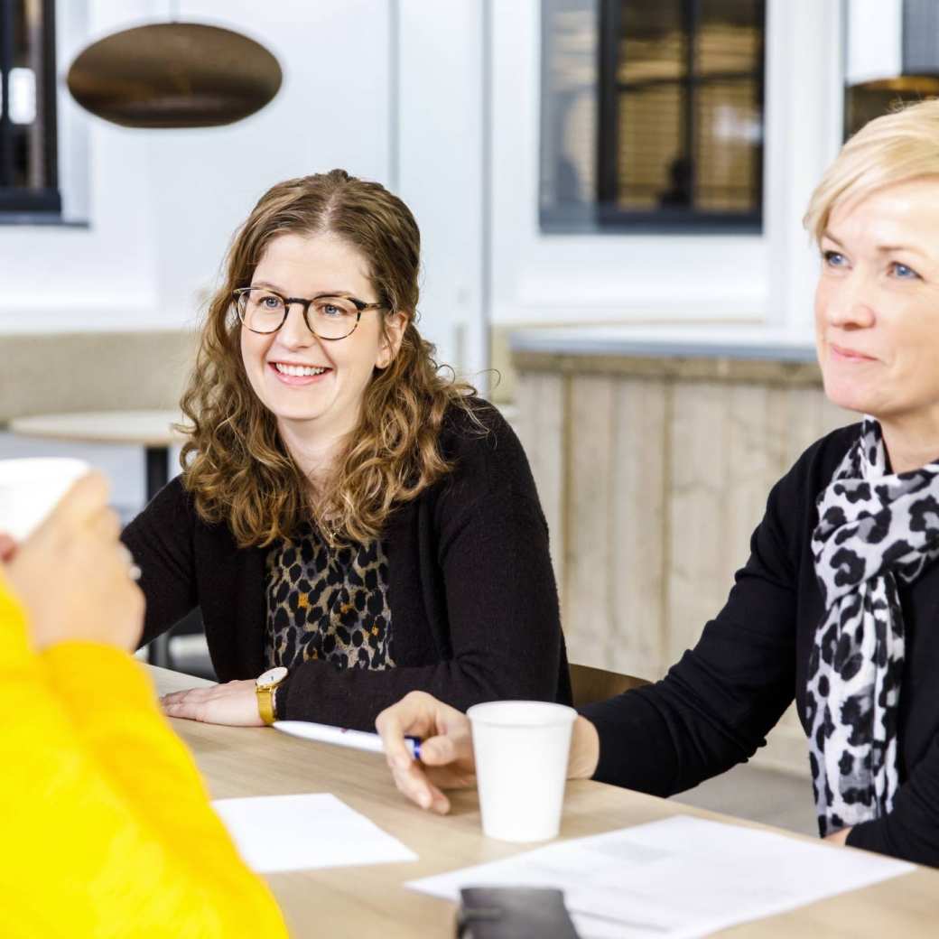 drie vrouwen overleggen