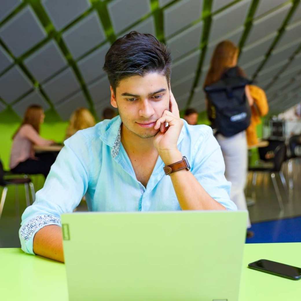 bedrijfskunde voltijd, foto 6752, student op de laptop aan het werk in de kantine