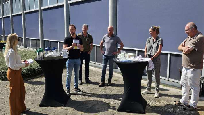 Internationale studenten Werktuigbouwkunde en Automotive zullen vanaf dit studiejaar een nieuw Engelstalig wiskundeboek in handen krijgen. Dit nieuwe boek is op 27 augustus feestelijk gepresenteerd.